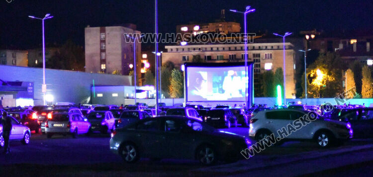 Деца и младежи се забавляваха на лятно автокино в Хасково