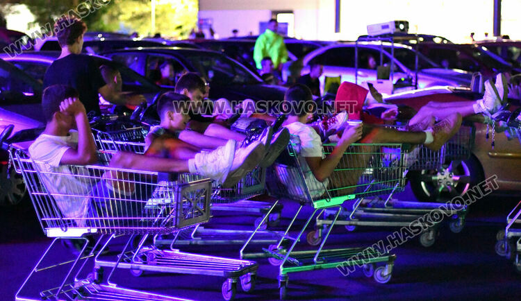 Деца и младежи се забавляваха на лятно автокино в Хасково