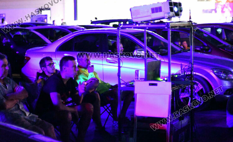 Деца и младежи се забавляваха на лятно автокино в Хасково