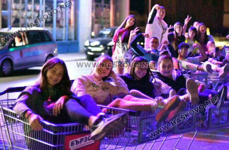 Деца и младежи се забавляваха на лятно автокино в Хасково