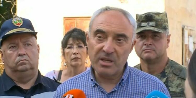 Осигуряват допълнително техника и 200 тона вода за бедстващите села в Карловско 