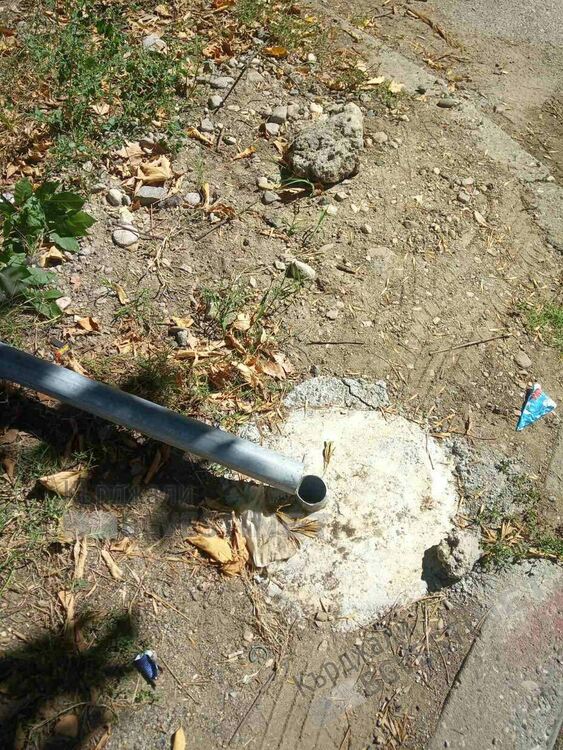 Вандали посегнаха на указателни табели за Синята зона в Кърджали,изрязаха ги с флекс из основи