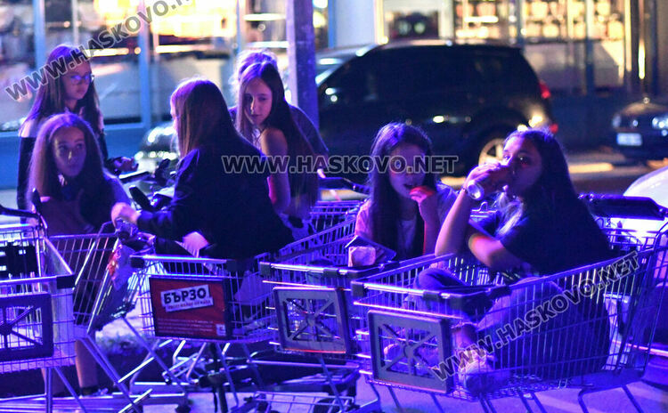 Деца и младежи се забавляваха на лятно автокино в Хасково