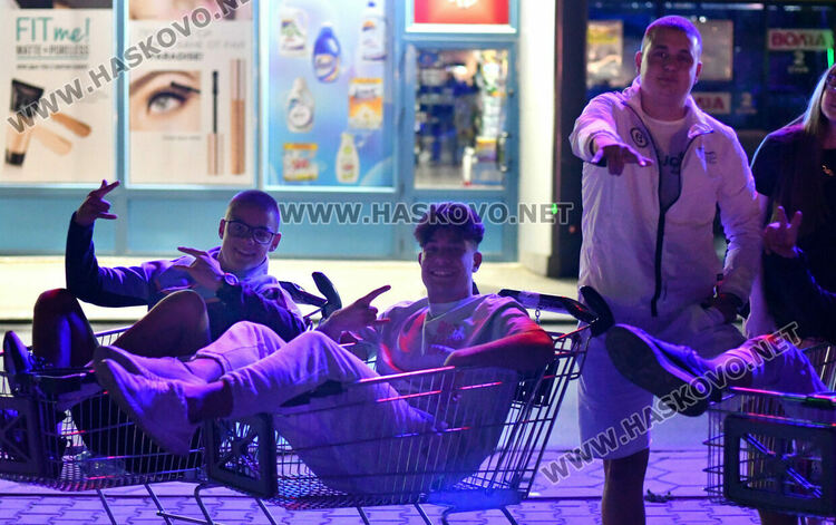 Деца и младежи се забавляваха на лятно автокино в Хасково