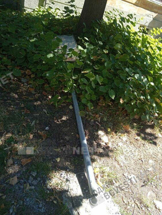 Вандали посегнаха на указателни табели за Синята зона в Кърджали,изрязаха ги с флекс из основи