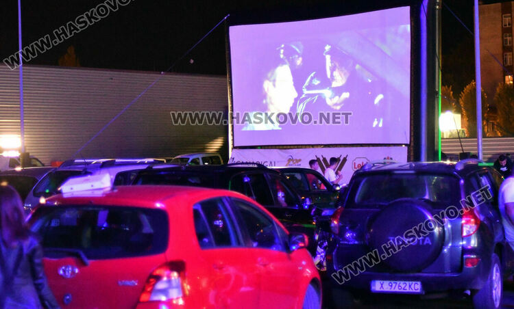 Деца и младежи се забавляваха на лятно автокино в Хасково
