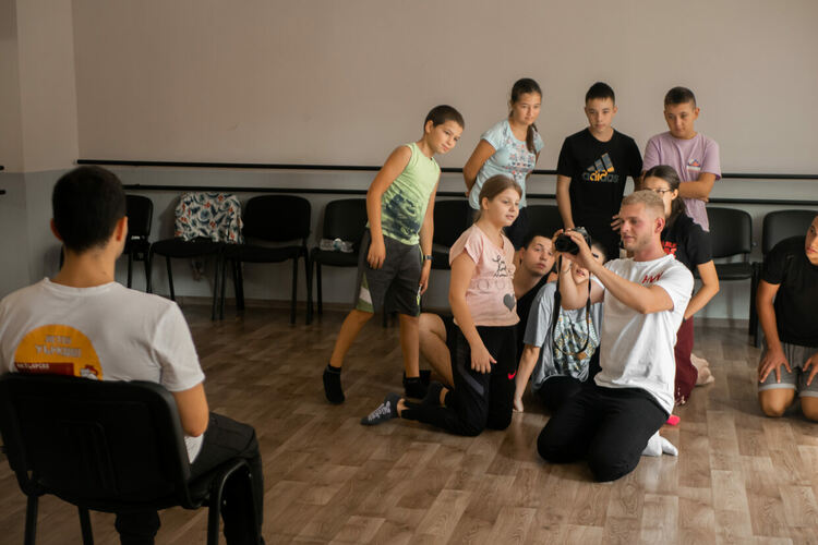 Ученици се потопиха в магията на актьорското майсторство в Момчилград