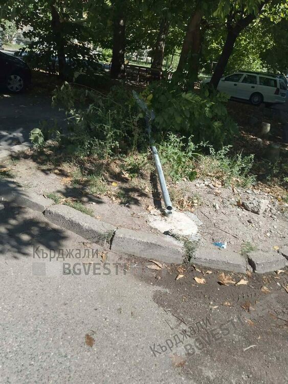 Вандали посегнаха на указателни табели за Синята зона в Кърджали,изрязаха ги с флекс из основи