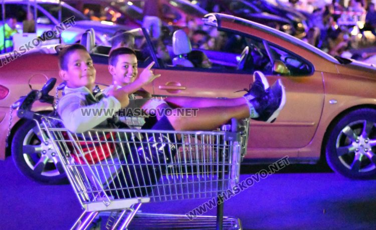 Деца и младежи се забавляваха на лятно автокино в Хасково