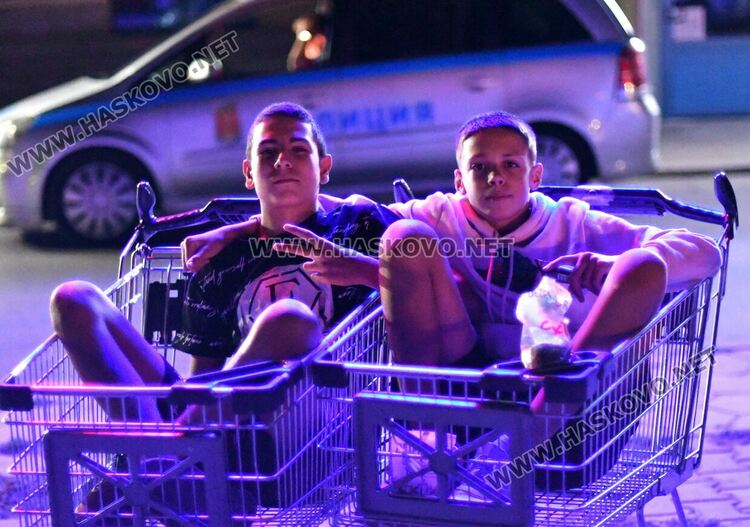 Деца и младежи се забавляваха на лятно автокино в Хасково