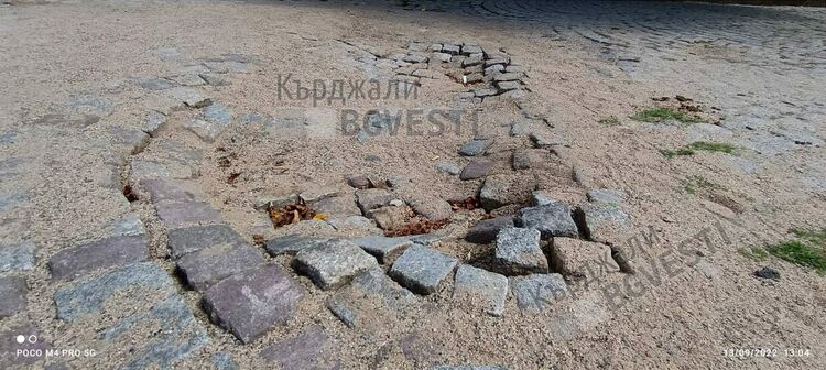 Паважната настилка на бул.”България” е компрометирана от Водния цикъл,чака се радикално решение