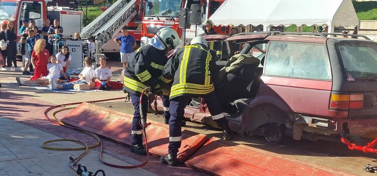 Атрактивна демонстрация на смолянските пожарникари в центъра на областния град  