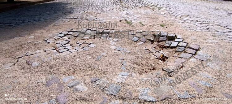 Паважната настилка на бул.”България” е компрометирана от Водния цикъл,чака се радикално решение