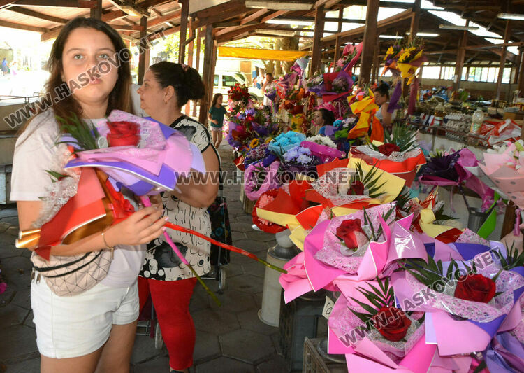 Цветя се купуват за първия учебен ден, заделят се и пари за пострадалите в наводненията