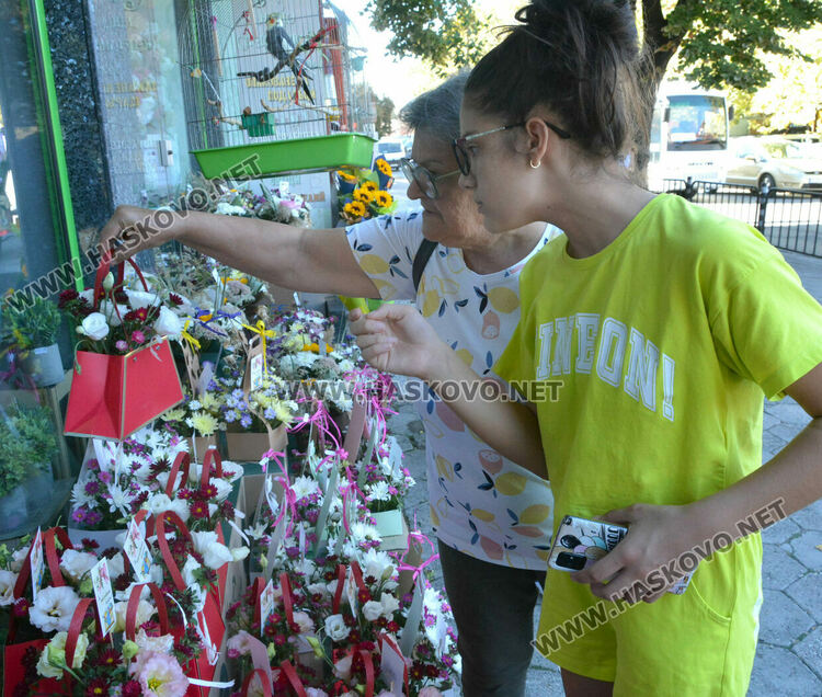 Цветя се купуват за първия учебен ден, заделят се и пари за пострадалите в наводненията