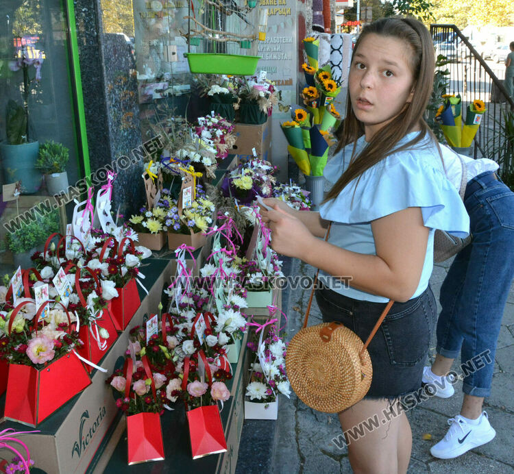 Цветя се купуват за първия учебен ден, заделят се и пари за пострадалите в наводненията
