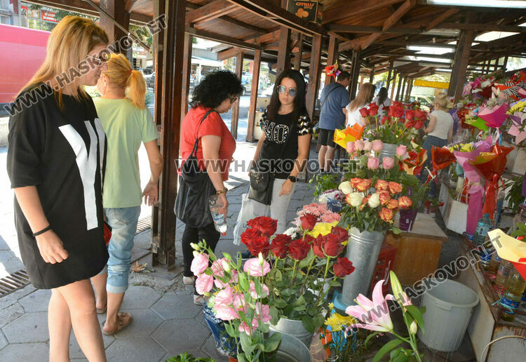 Цветя се купуват за първия учебен ден, заделят се и пари за пострадалите в наводненията