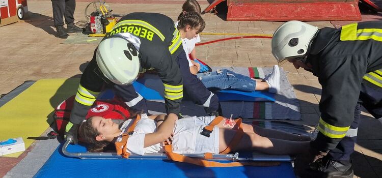 Атрактивна демонстрация на смолянските пожарникари в центъра на областния град  