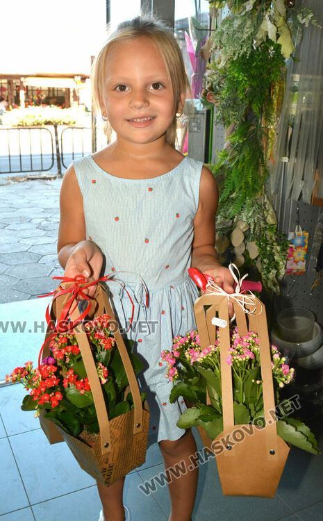 Цветя се купуват за първия учебен ден, заделят се и пари за пострадалите в наводненията