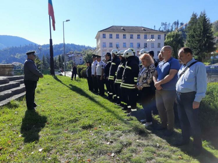 Поклон пред загиналите пожарникари! Огнеборците отбелязват професионалния си празник