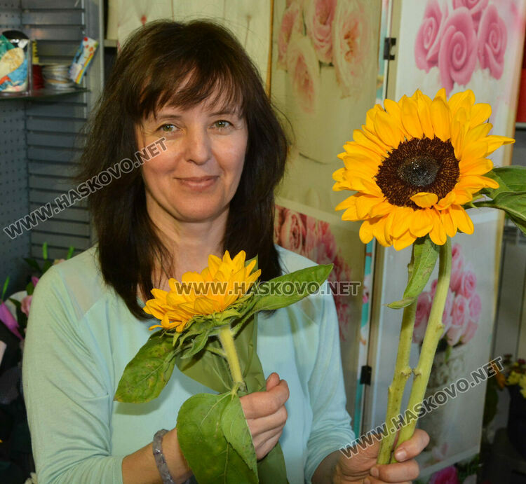 Цветя се купуват за първия учебен ден, заделят се и пари за пострадалите в наводненията