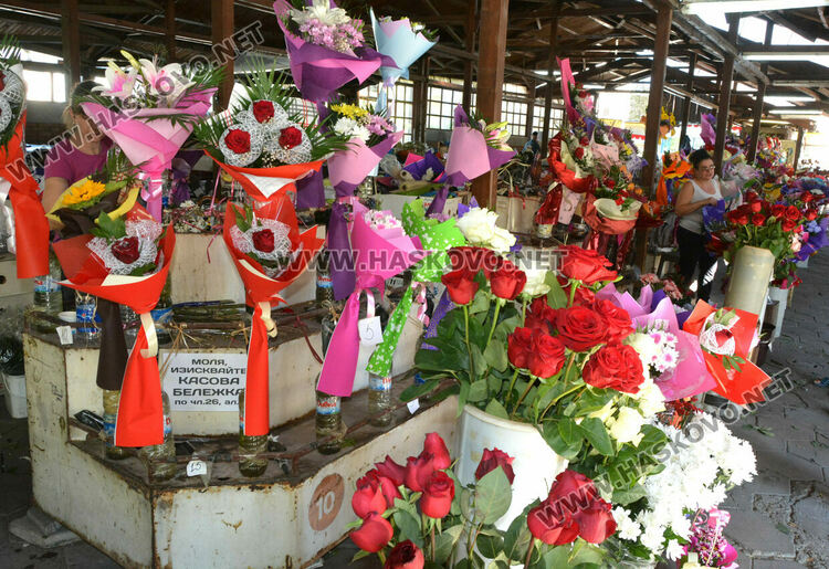 Цветя се купуват за първия учебен ден, заделят се и пари за пострадалите в наводненията