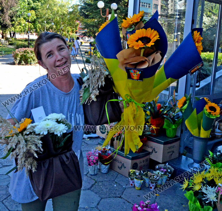 Цветя се купуват за първия учебен ден, заделят се и пари за пострадалите в наводненията