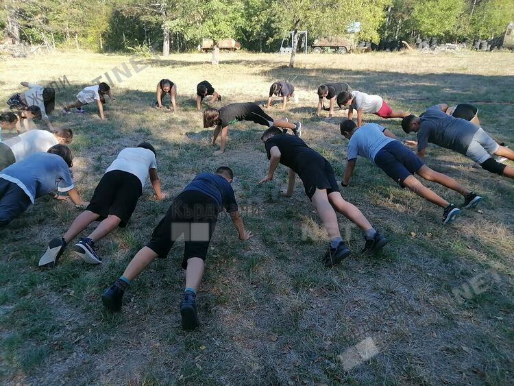 Малки туристи от Кърджали поставиха "Горска аптечка" до въжения мост при Лисиците