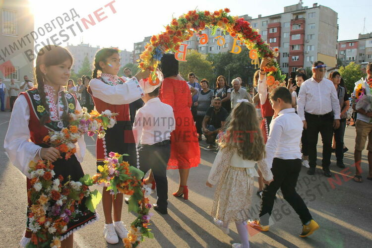 366 първокласници тръгват на училище в димитровградско на 15 септември