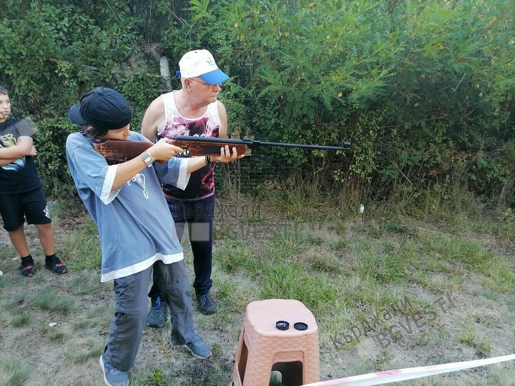 Малки туристи от Кърджали поставиха "Горска аптечка" до въжения мост при Лисиците