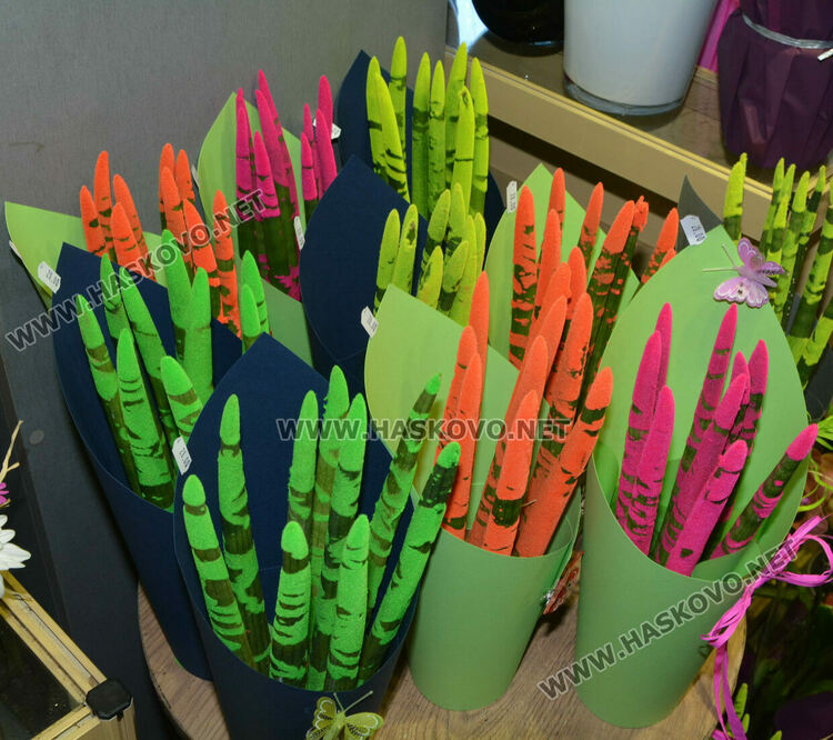 Цветя се купуват за първия учебен ден, заделят се и пари за пострадалите в наводненията