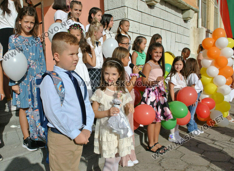 С пъстър и усмихнат празник посрещнаха първолаците в ОУ „Христо Смирненски“