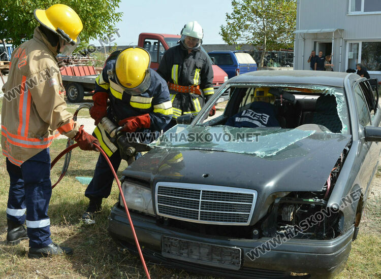 Хасковската пожарна демонстрира вадене на пострадал пътник при катастрофа