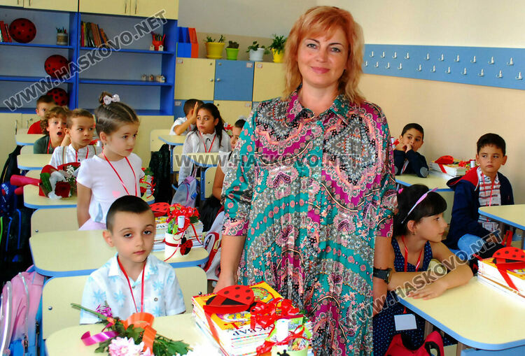 98 първокласници минаха под арка с балони в СУ „Васил Левски“