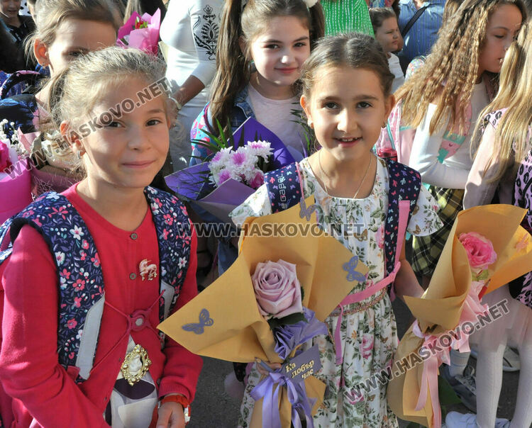 С пъстър и усмихнат празник посрещнаха първолаците в ОУ „Христо Смирненски“