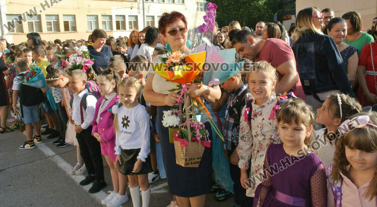 С пъстър и усмихнат празник посрещнаха първолаците в ОУ „Христо Смирненски“