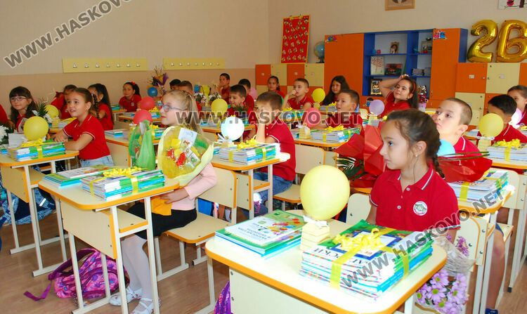 98 първокласници минаха под арка с балони в СУ „Васил Левски“