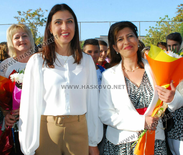 98 първокласници минаха под арка с балони в СУ „Васил Левски“