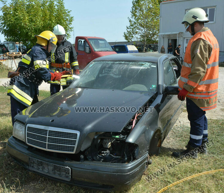 Хасковската пожарна демонстрира вадене на пострадал пътник при катастрофа