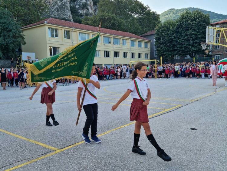 Новата учебна година в Асеновград започна (снимки)