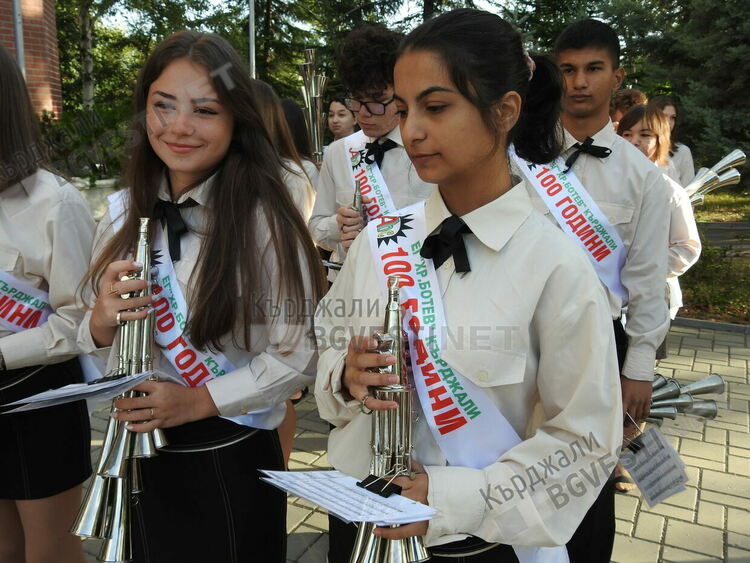 Първо в Езиковата гимназия откриха новата учебна година