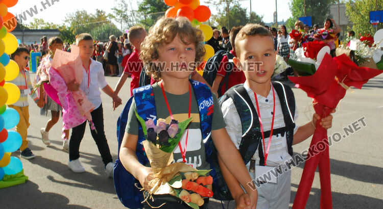 98 първокласници минаха под арка с балони в СУ „Васил Левски“