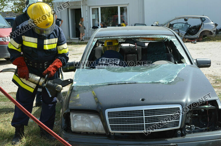 Хасковската пожарна демонстрира вадене на пострадал пътник при катастрофа