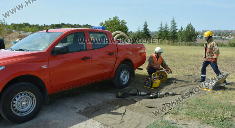 Хасковската пожарна демонстрира вадене на пострадал пътник при катастрофа