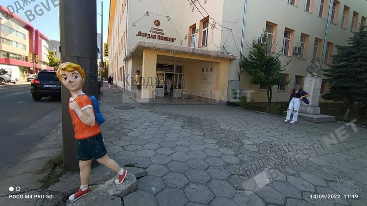 Изкъртиха фигурата на ученика-пешеходец до СУ”Йордан Йовков” в навечерието на първия учебен ден