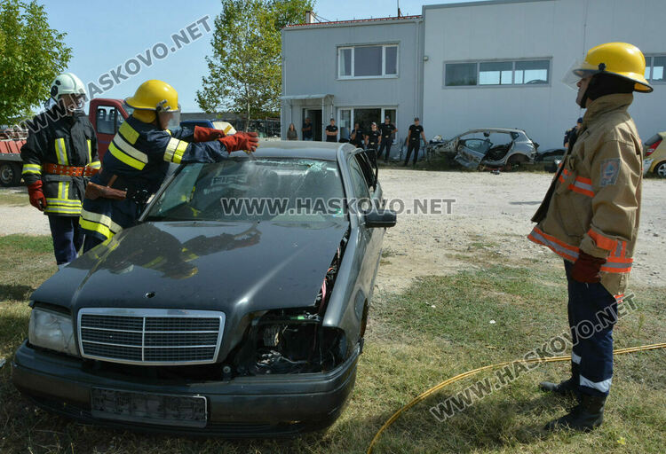 Хасковската пожарна демонстрира вадене на пострадал пътник при катастрофа
