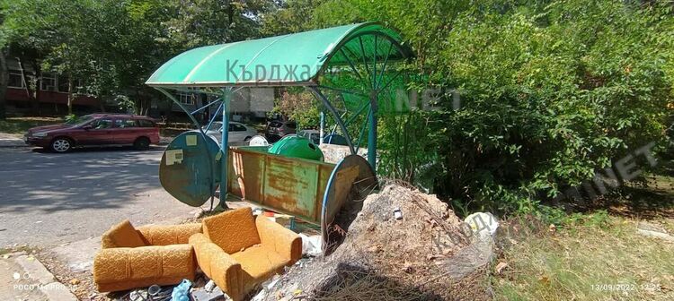 Мебелират кътове за клошари в Кърджали