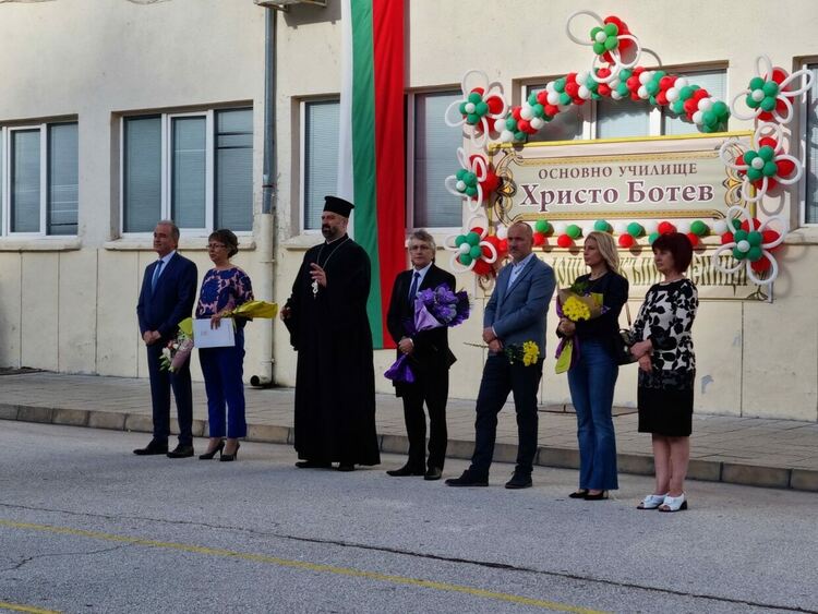 Новата учебна година в Асеновград започна (снимки)