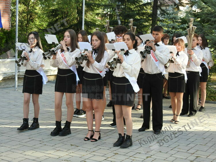 Първо в Езиковата гимназия откриха новата учебна година