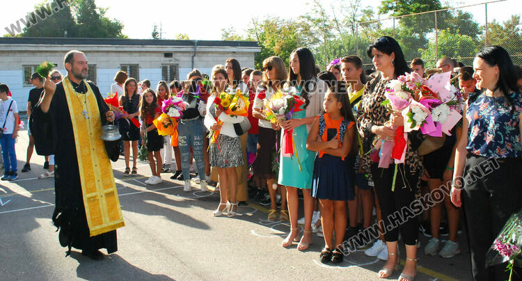 98 първокласници минаха под арка с балони в СУ „Васил Левски“